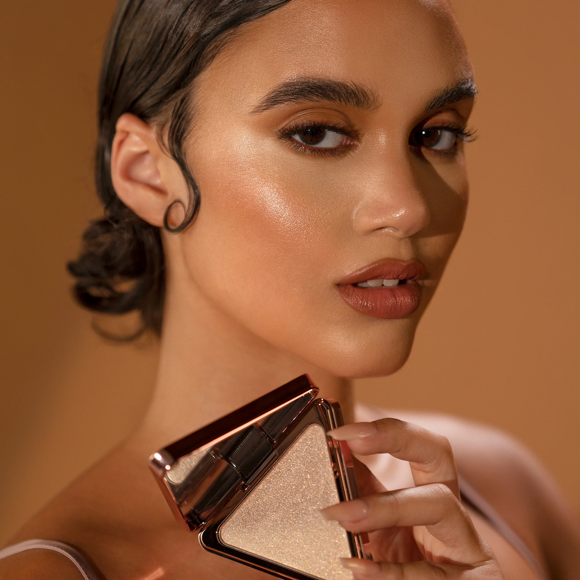 Aim High Pressed Highlighter Powder - Image 4